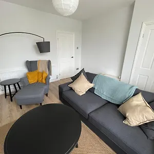  Holiday home Modern & Spacious With Garden And Parking