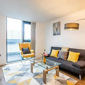  Apartment Free Parking, Iquarter Luxe 2 Bed - Available & Book Today